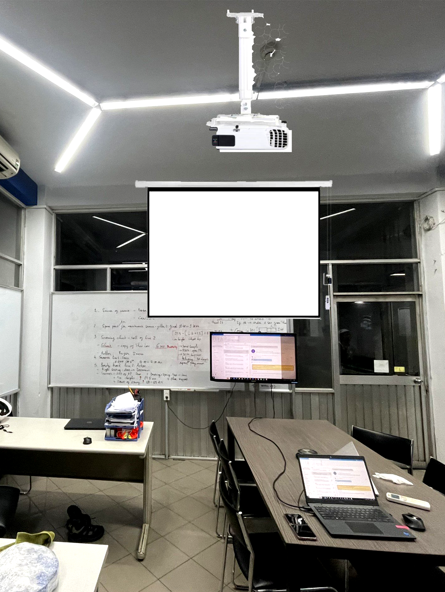 Thi công lắp đặt máy chiếu & màn chiếu